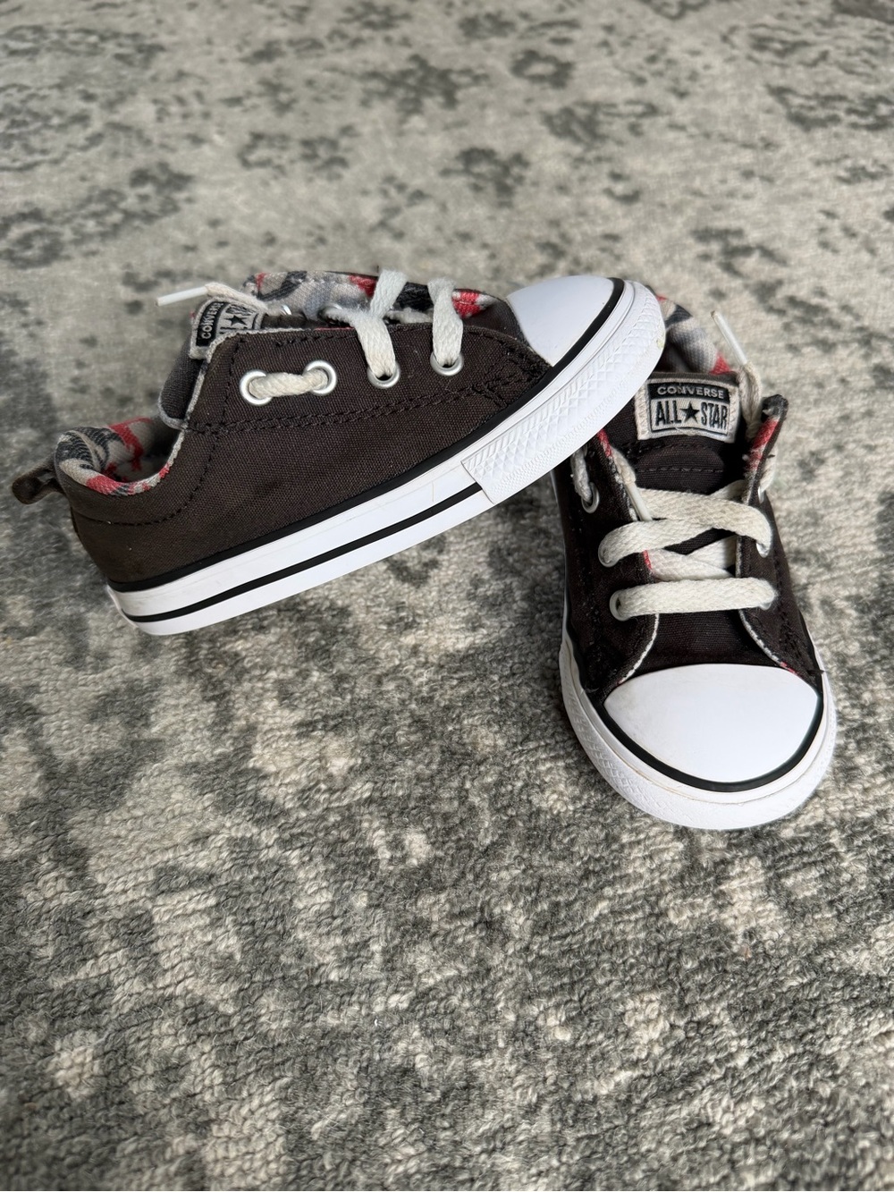 Converse low top toddler sneaker size 8 cushioned back